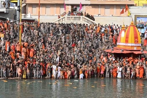 2) Kumbh Mela In April 2021, more than 70 lakh devotees participated in the Kumbh Mela, the world’s largest religious gathering held every 12 years, amid rising Covid-19 cases in the country. More than 20,000 police and paramilitary personnel were deployed to monitor the area spread over 600 hectares. Amid the fear that it could be a ‘super-spreader’ event, the Kumbh Mela was called off on April 17.
Photo caption: Naga Sadhus take a holy dip in the waters of the Ganges River on the day of Shahi Snan during the Kumbh Mela, in Haridwar on April 12, 2021.Pic/AFP